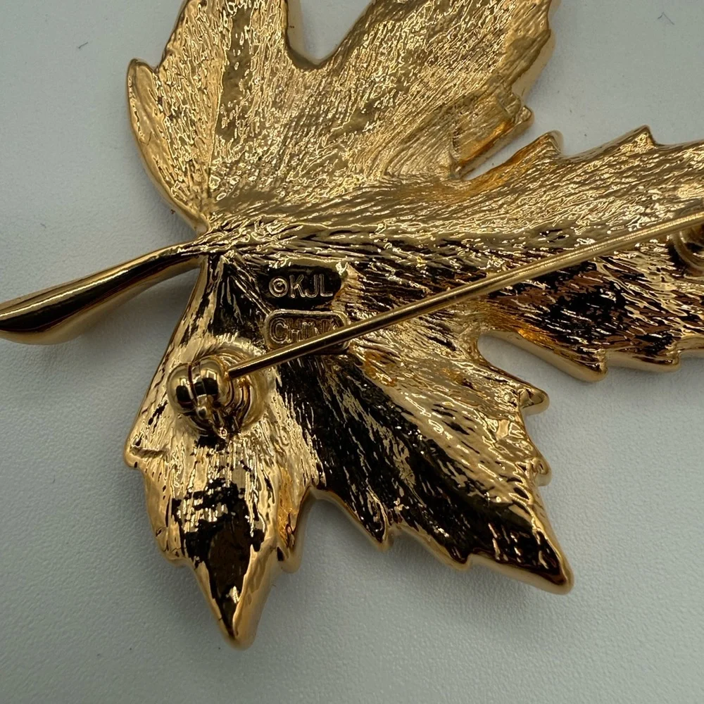 C537 Kenneth Jay Lane (KJL) crystal maple leaf brooch - Picture 2 of 7